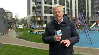 Reporter Andrzej Zaucha przed częściowo zniszczonym budynkiem w Kijowie