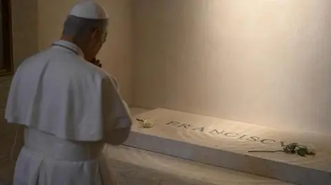 Papież Leon XIV modlił się przy grobie Franciszka w Bazylice Matki Bożej Większej.