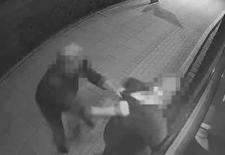 "Bez najmniejszego powodu wyciągnął kierowcę siłą z kabiny autobusu" i "zaczął zadawać ciosy"