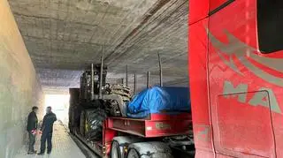 Ciężarówka utknęła pod wiaduktem