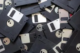 Dyskietki 3,5 cala. Niegdyś powszechny fizyczny nośnik danych, a dziś kojarzone jako ikonka zapisu.