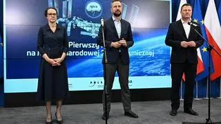 Władysław Kosiniak-Kamysz, Krzysztof Paszyk oraz Marta Ewa Wachowicz podczas konferencji prasowej po zakończeniu połączenia wideo ze Sławoszrm Uznańskim-Wiśniewskim