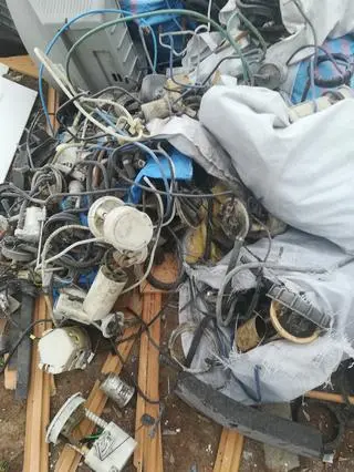 Wśród opadów są elektrośmieci i plastik z samochodów