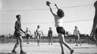 Młodzież podczas gry w siatkówkę