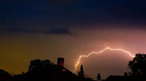 Burze nocą, piorun