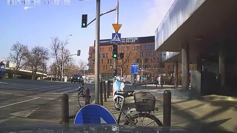 Kolizja samochodu z Bartoszem Kownackim. Zobacz nagranie