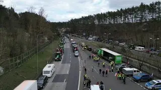 Policja prosi o wybieranie alternatywych tras 