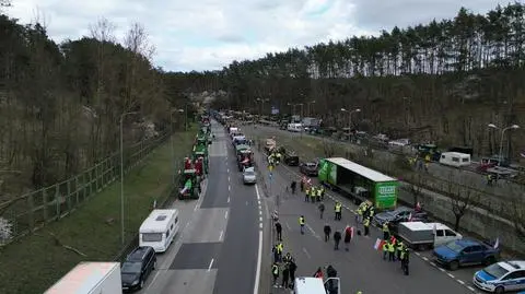 Rolnicy rozpoczęli blokadę autostrady A2. Ma potrwać trzy dni 