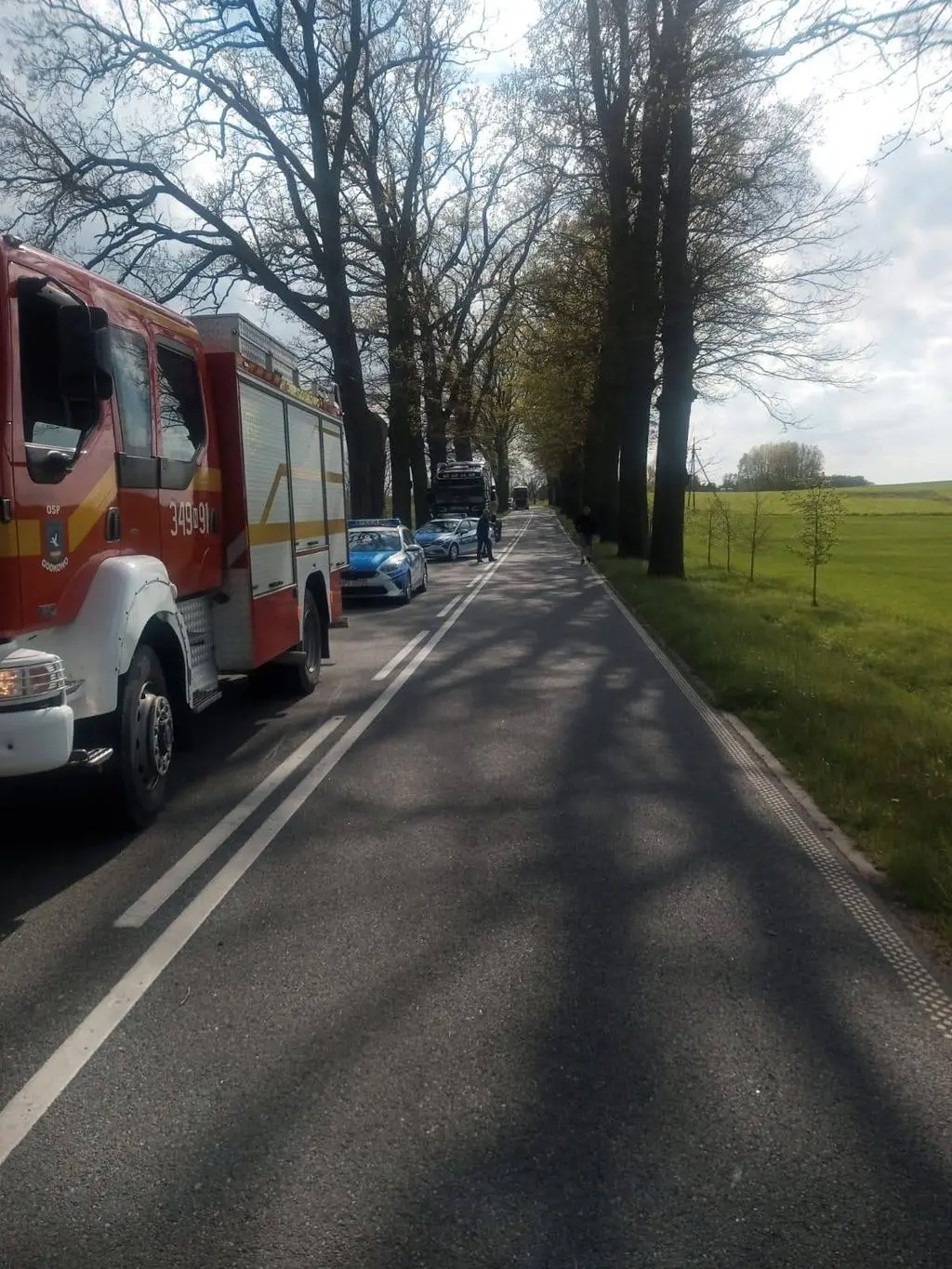 Samochód wypadł z drogi i dachował