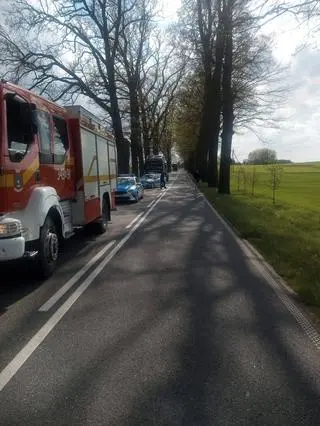 Samochód wypadł z drogi i dachował