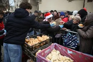 Wigilia dla osób bezdomnych i potrzebujących na krakowskim Rynku