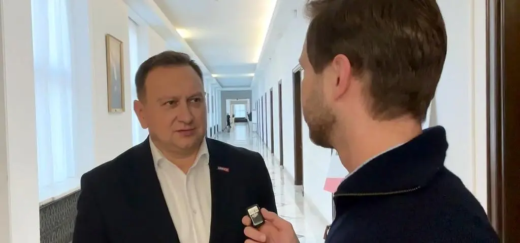 "Komusza dziurka"? "Szymonu Hołowni to się już wszystko odkleiło"