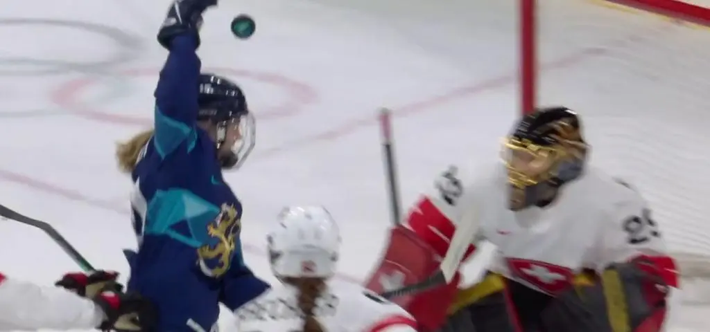 "Ręka Boga" na lodzie. Niezwykłe trafienie na igrzyskach 