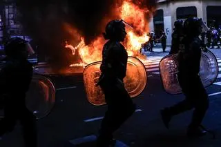 Funkcjonariusze policji w Buenos Aires podczas starć z demonstrantami (12.03.2025)