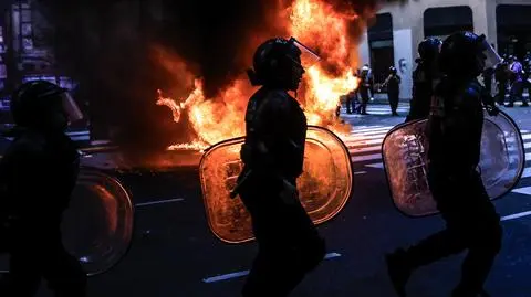 Funkcjonariusze policji w Buenos Aires podczas starć z demonstrantami (12.03.2025)