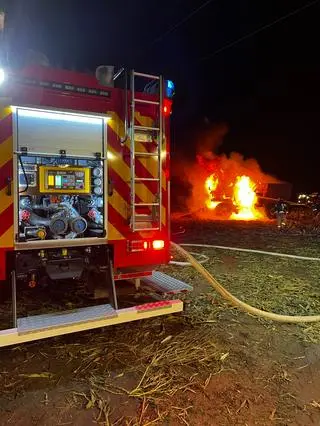 Pożar kombajnu na polu kukurydzy
