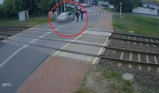 Samochód utknął między zaporami kolejowymi, pomógł młody policjant