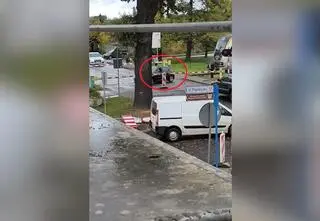 "Pociąg nie jechał, ale stał w miejscu z powodu zastawionej drogi"