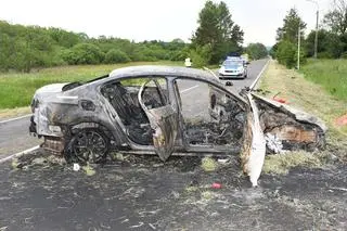 Zarówno motocykl, jak i samochód biorące udział w wypadku, całkowicie spłonęły 