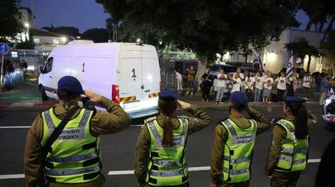 Izraelscy żołnierze salutują, gdy konwój wiozący ciało dociera do Narodowego Centrum Medycyny Sądowej w Tel Awiwie