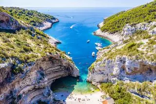 Chorwacja, plaża Stiniva na wyspie Vis 