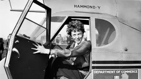 Amelia Earhart w kokpicie samolotu ok. 1936 r.