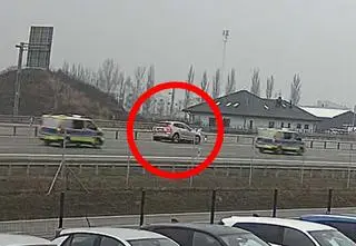 Zatrzymał się na lewym pasie ekspresówki. Dramatyczne nagranie 