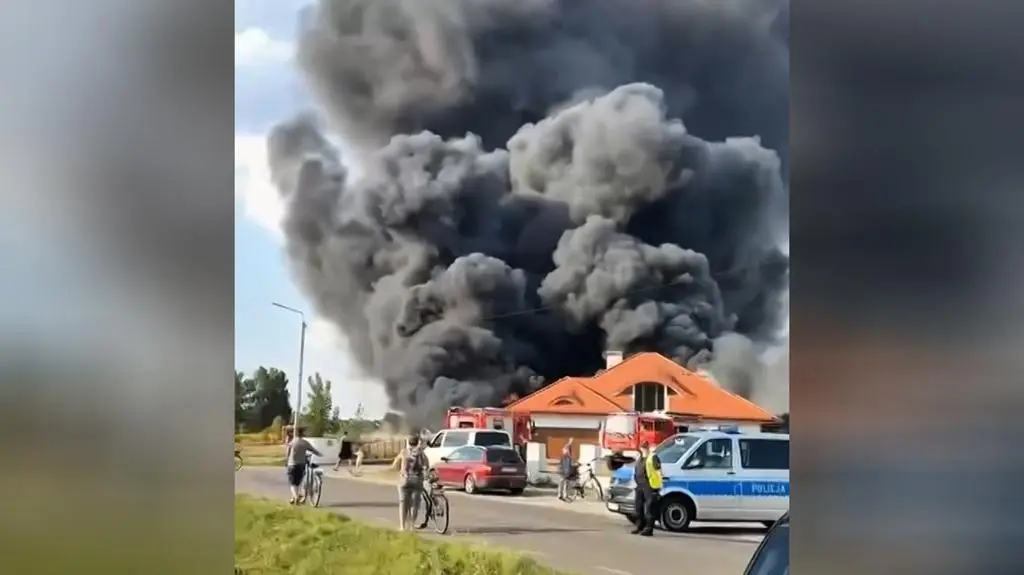 Duży pożar bazy transportowej. W ogniu opony, paliwo, las