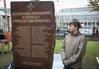 Pomnik poświęcony pamięci głuchych żołnierzy AK stoi na dziedzińcu Instytutu Głuchoniemych