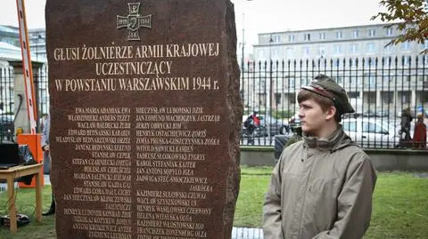Pomnik poświęcony pamięci głuchych żołnierzy AK stoi na dziedzińcu Instytutu Głuchoniemych