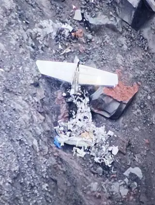 Wrak rozbitej Cessny 340 w pobliżu krateru aktywnego wulkanu Mayon na Filipinach.