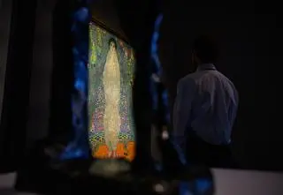 Zrabowany przez nazistów, niemal spłonął. Sprzedany za astronomiczną kwotę