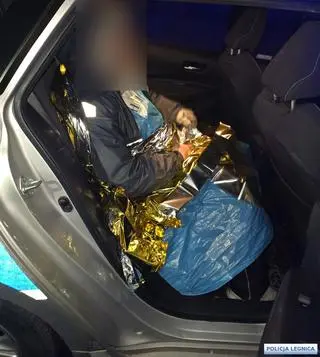 Policjanci uratowali wyziębionego mężczyznę idącego nocą z Wrocławia do Głogowa