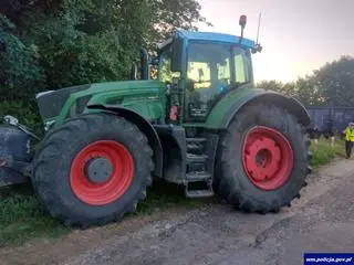 Wjechał ciągnikiem wprost pod pociąg 