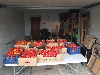 Pomidory czekają też w garażu na terenie parafii 