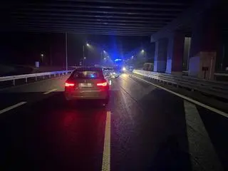 Samochód po pościgu uderzył w betonowe bariery