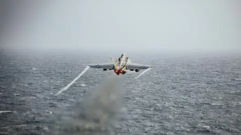 Amerykański myśliwiec F/A-18F Super Hornet startuje z lotniskowca USS Nimitz (CVN 68)