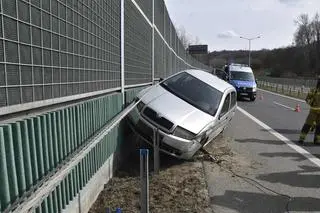 Kierowca wjechał w ekran dźwiękochłonny i zawisł na nim