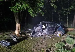 Pijana roztrzaskała auto na drzewie. Trzy osoby w szpitalu