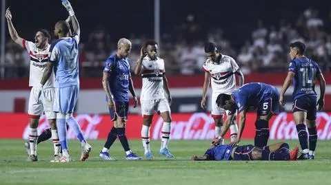 Piłkarz pada nieprzytomny. Rozpaczliwe wołania o pomoc