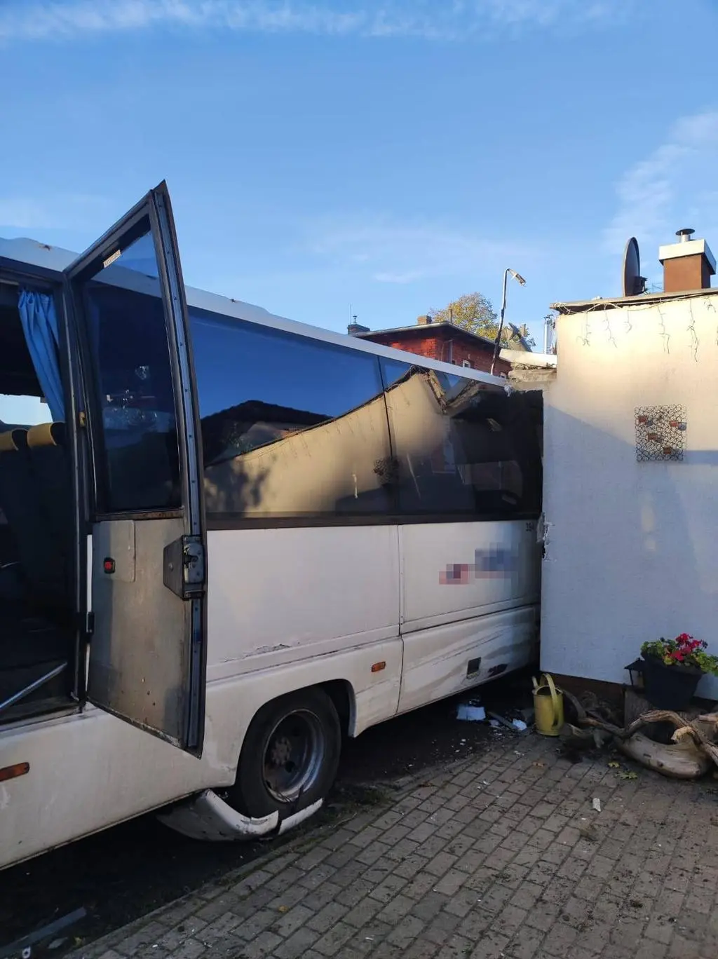 Autobus szkolny wjechał w budynek