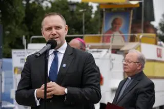 3 czerwca 2024 r. Prezes IPN Karol Nawrocki na otwarciu wystawy poświęconej Janowi Pawłowi II w Gnieźnie