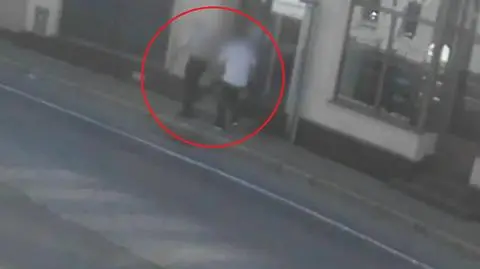 Mężczyźnie idącemu o kulach wyrwał portfel