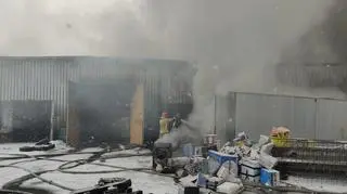 Z ogniem walczy 15 zastępów straży pożarnej