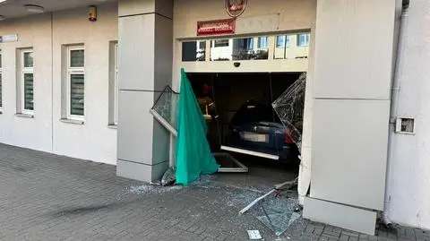 Wjechał autem w budynek komisariatu policji