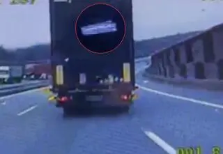 Tafla lodu spadła z naczepy na jezdnię. Tuż przed radiowóz