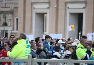 The faithful gather in the Vatican
