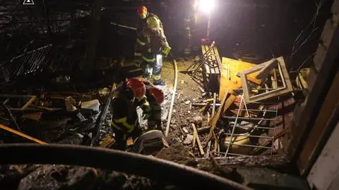 Kijów. Ekipy ratownicze w miejscu ataku 