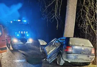 Zjechał z drogi i uderzył w drzewo. Dwie osoby nie żyją