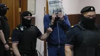 Timur Iwanow, zakrywający twarz gazetą "Kommiersant", na sali sądu rejonowego w Moskwie (20.06.2024) 